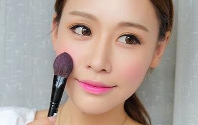 咬唇妆的五个化妆步骤详解