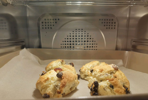 一把勺子做葡萄干司康