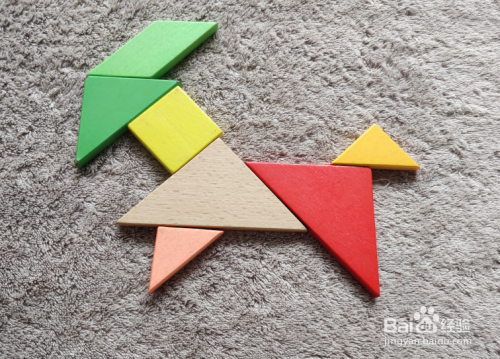 高兴散步的山羊用七巧板怎么拼?