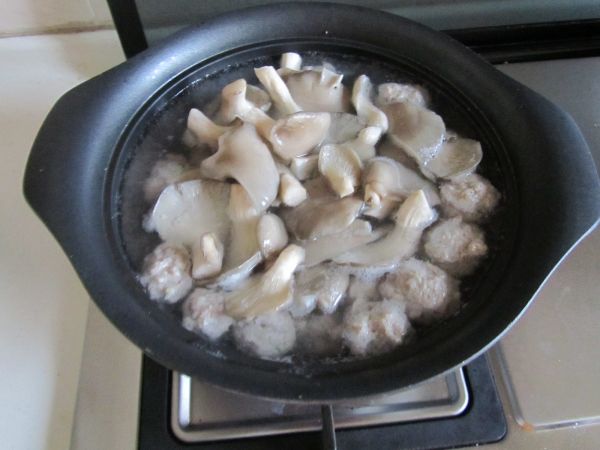 菠菜蘑菇汆丸汤