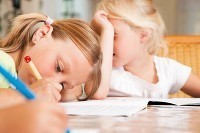小孩子很喜欢爬沙发爬凳子怎么纠正呢