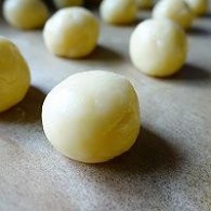 制作咸蛋黄肉松麻薯包