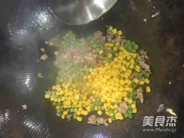 青豆玉米牛百叶炒饭