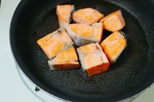 如何做出好吃的三文鱼玉米土豆焖饭