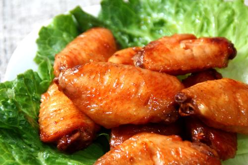 烧烤的鸡翅膀用什么材料腌制呢