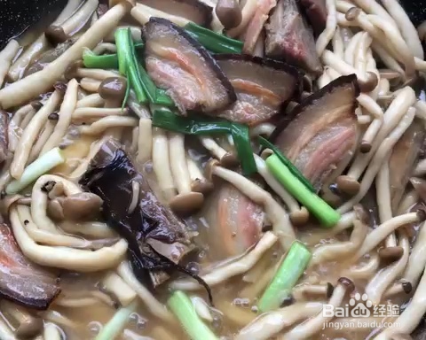 做出入味的腊排骨腊肉炒蟹味菇