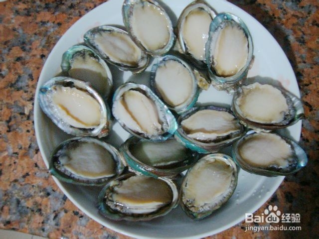 鲜美的蒜蓉豉油蒸鲍鱼