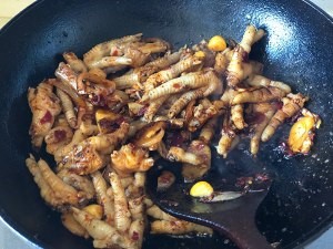 明虾鸡爪煲的制作方法