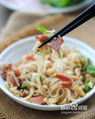 小儿补钙铁锌硒培根炒米粉的做法