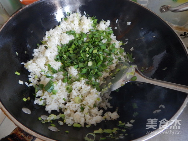 蒜苗炒饭的做法