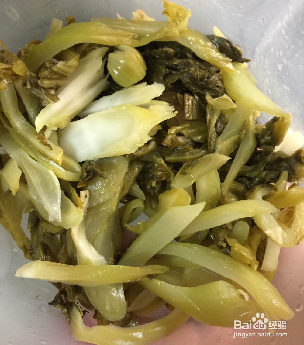 五花肉炒酸菜的简单做法。