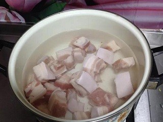 五花肉烧腐竹怎么做？