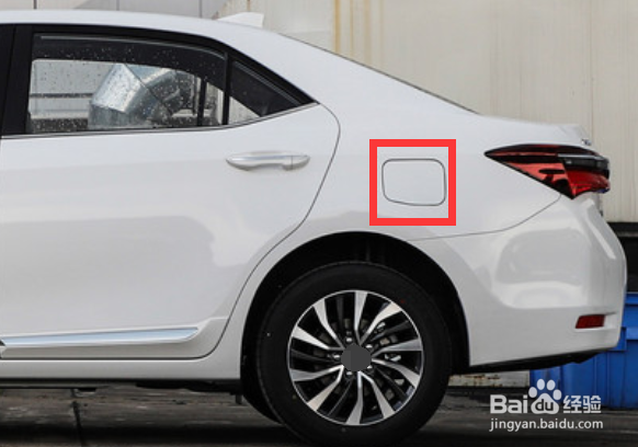 卡罗拉油箱盖怎么打开 油箱盖开关在哪