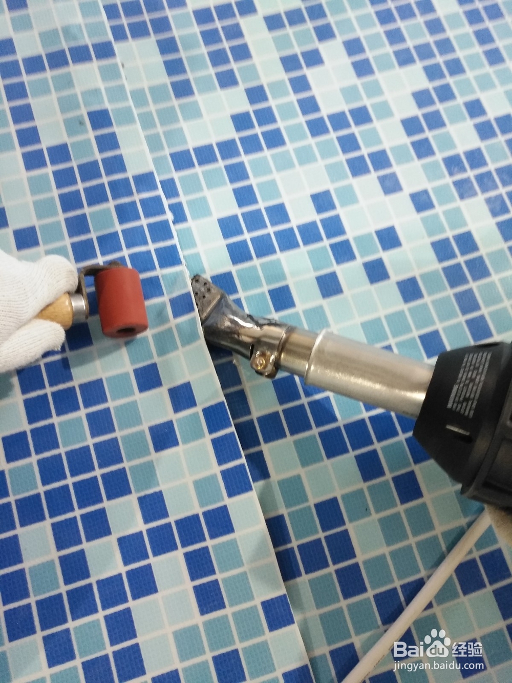 泳池马赛克脱落使用泳之漮泳池胶膜改造施工方法