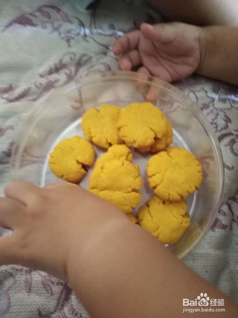 抢着吃的鸡蛋饼干