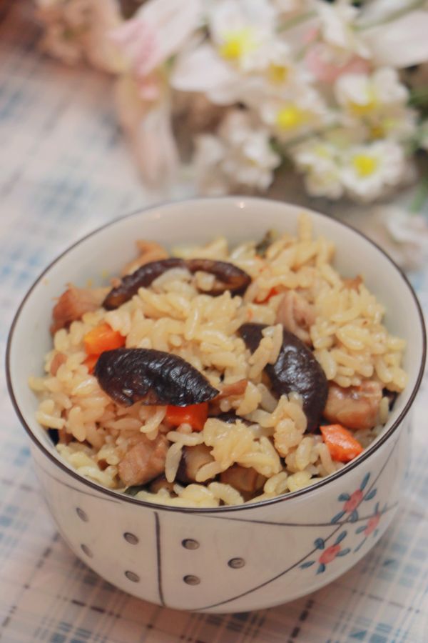 香菇鸡肉煲仔饭
