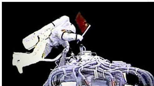 神舟6号和神舟7号的航天员分别是谁？我国首次完成太空行走任务的是神舟几号上的航天员