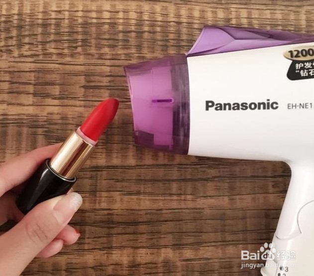 亲还在用传统方式涂口红吗？聪明女人这样涂