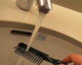 清洗梳子的一个小妙招?