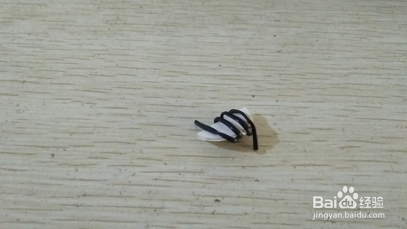 如何用数据线绑绳和圆形画纸做简易的钢笔支架