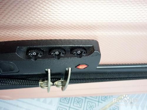 行李箱卡扣一侧按不下去