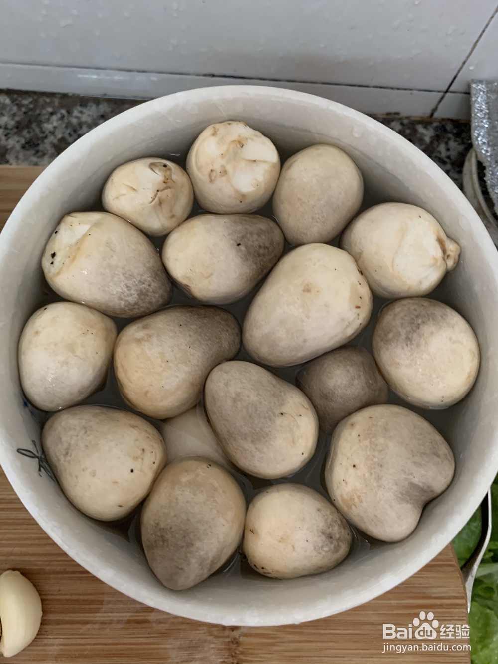 大厨教程之-草菇蚝油炒猪颈肉!