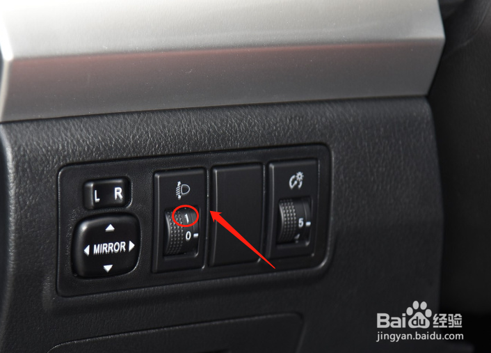 福迪雄师F22汽车灯光高度调节方法