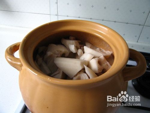 怎样做一款应季的靓汤--粉藕棒骨汤