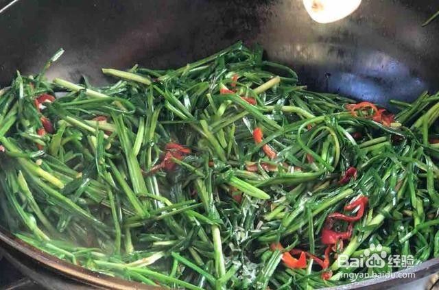 家庭自制红椒炒韭菜
