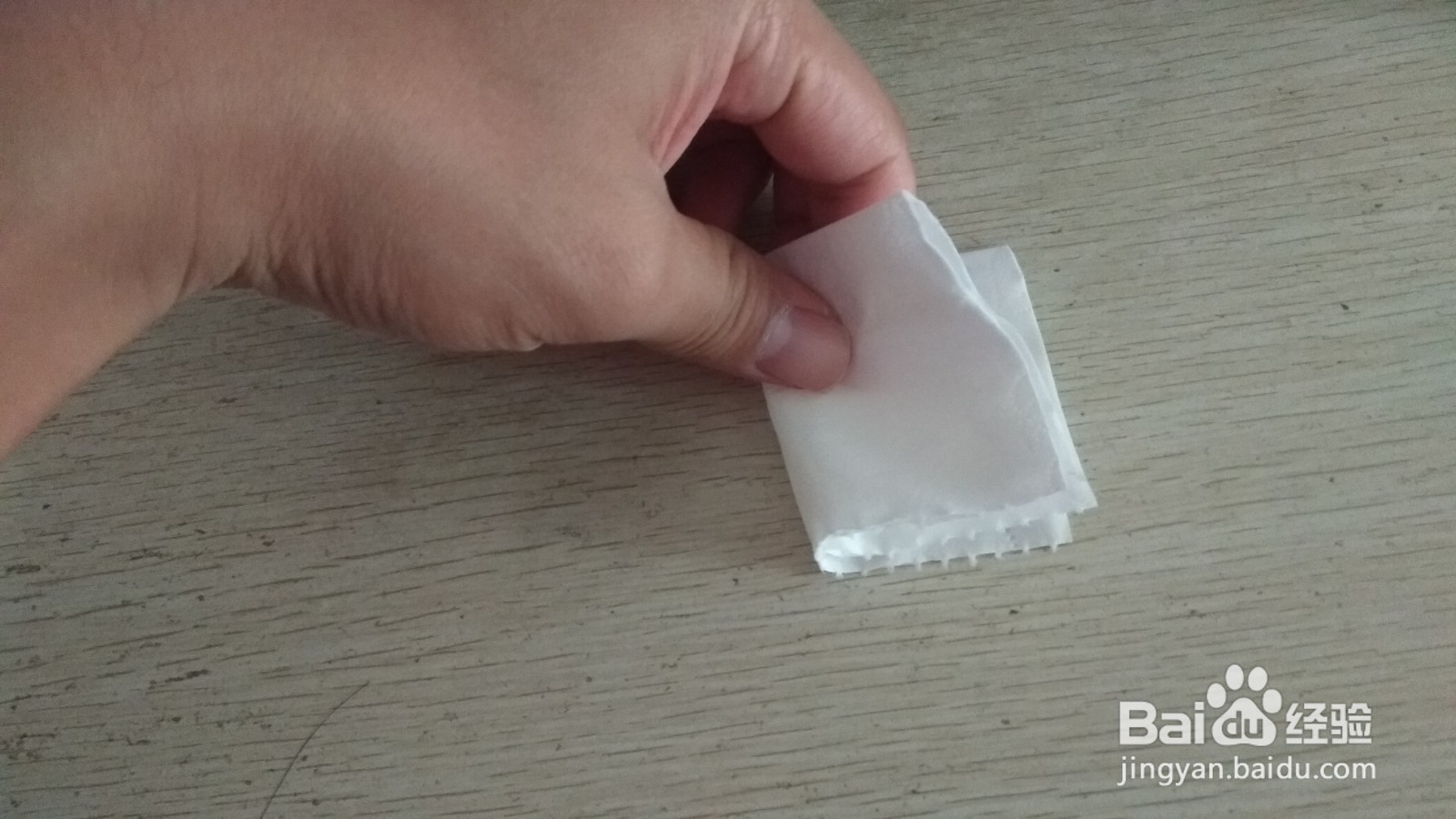 如何用一块手纸和一个中性笔芯做简易的手机支架