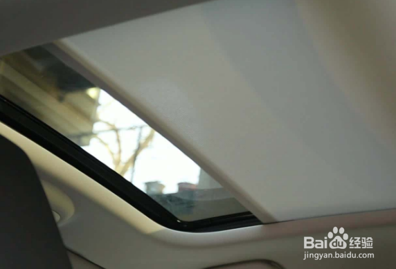 哈弗F7怎么开闭天窗？