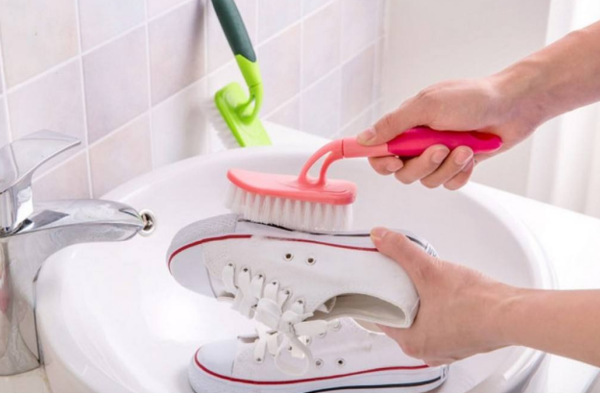 白色帆布鞋沾上油了怎么洗啊