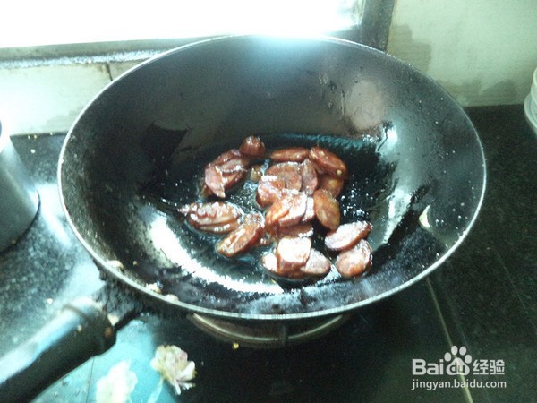 蒜片青椒香肠的步骤