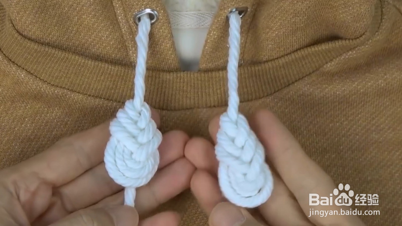 卫衣绳的花式打法，这样穿出去超有个性