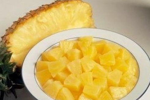菠萝不能和什么一起吃