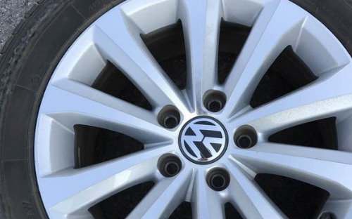 2018款迈腾2.0t在冬天行驶慢速的时候听见后面左后轮胎有点嘎吱声是怎么回事