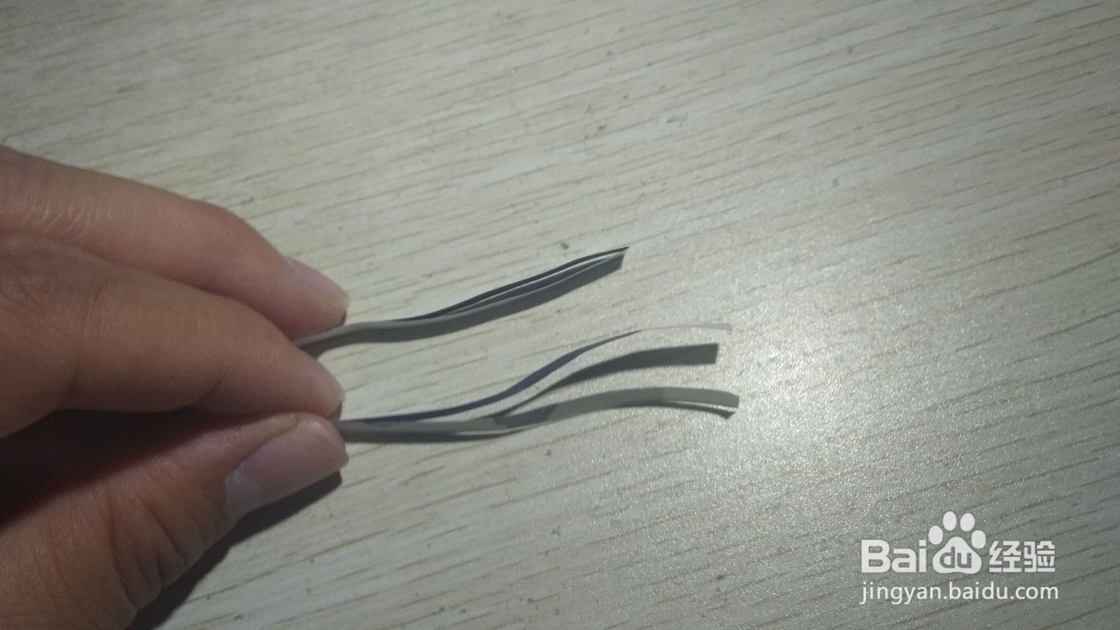如何用细长的纸条做简易的手机支架