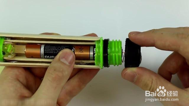 用塑料瓶做手电筒,最后的结果“亮”了。