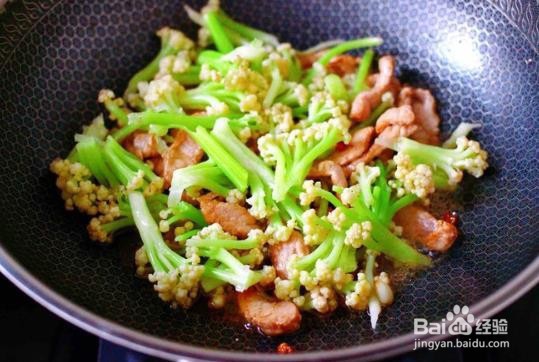 双椒肉片炒花菜的做法