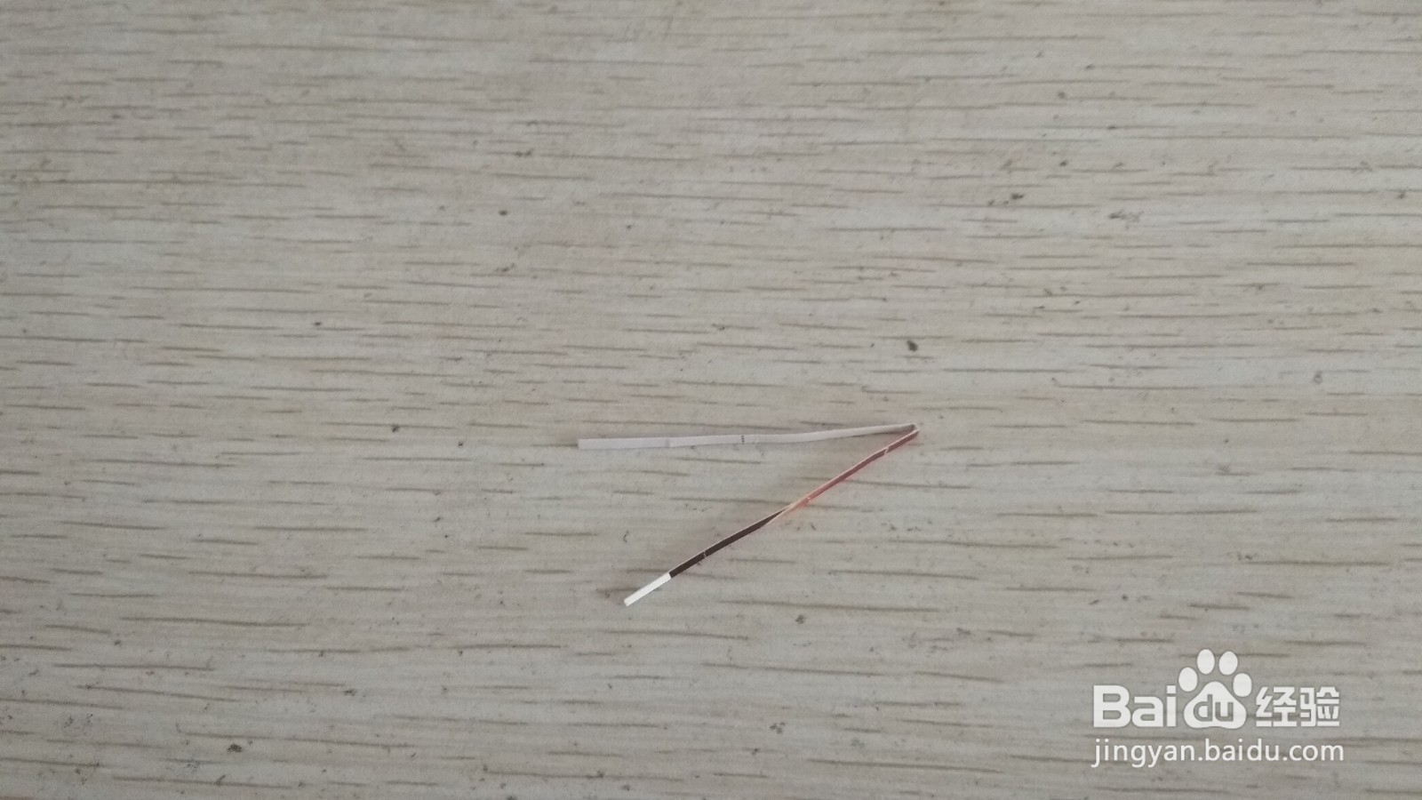 如何用两个细长长方形硬卡纸做简易的中性笔支架
