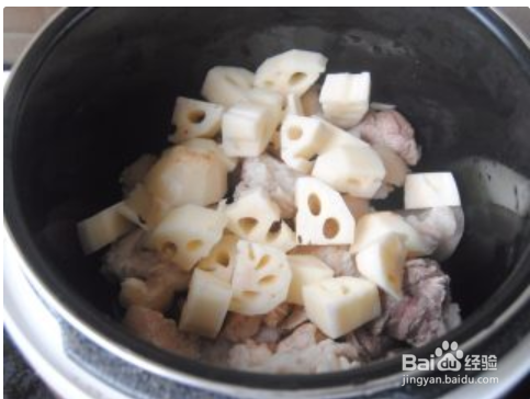 制作莲藕猪蹄汤