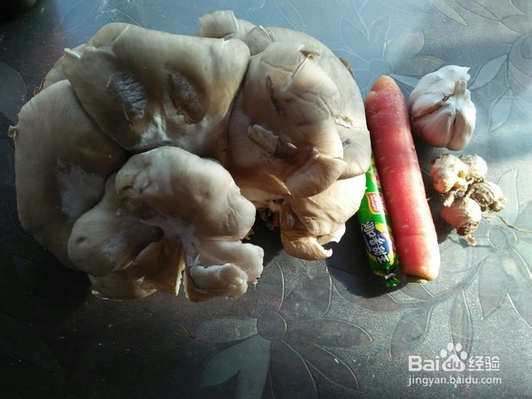 平菇炒火腿肠的步骤