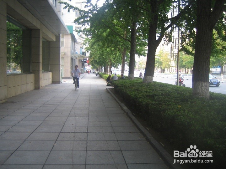 朋友在一起要注意道路行走安全