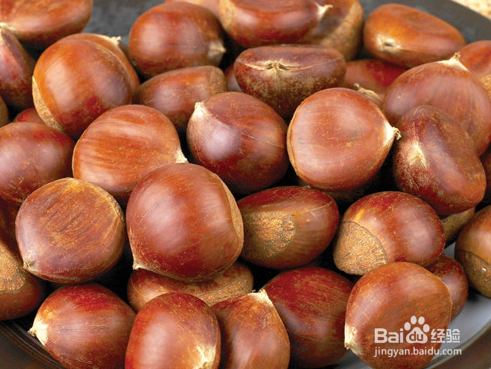 如何快速剥掉生栗子的壳
