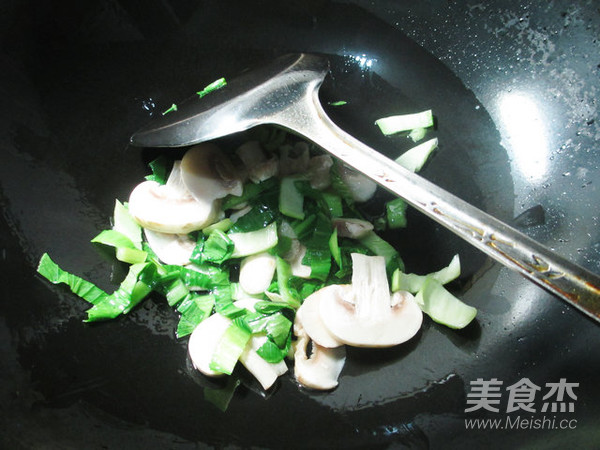 蘑菇青菜火腿肠年糕汤