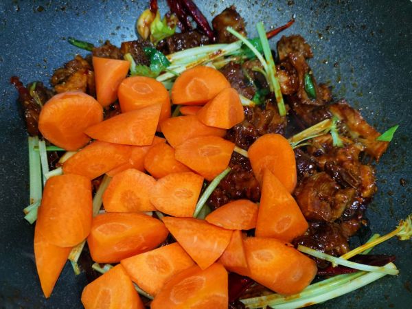 秘制萝卜焖牛腩