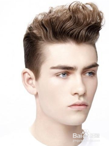 男生亚麻色头发