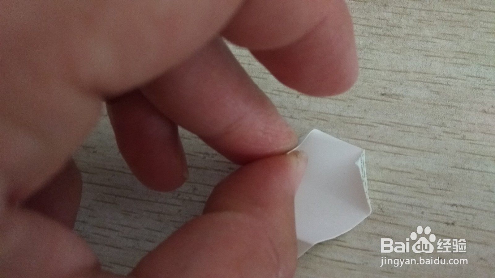如何用一个三角形硬卡纸做简易的中性笔的支架