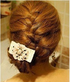 简单编发盘发教程打造别致蜈蚣辫花苞头