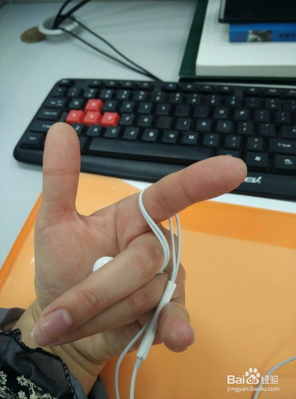 怎么在30秒之内正确收纳耳机线？